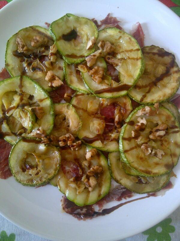 cristinalavado8's tweet photo. Jamón ibérico + calabacín a la plancha y vinagreta con nueces !Está buenisimo verdad @cristinalavado8 @EstherMndz http://t.co/nQzS6zoG8D"