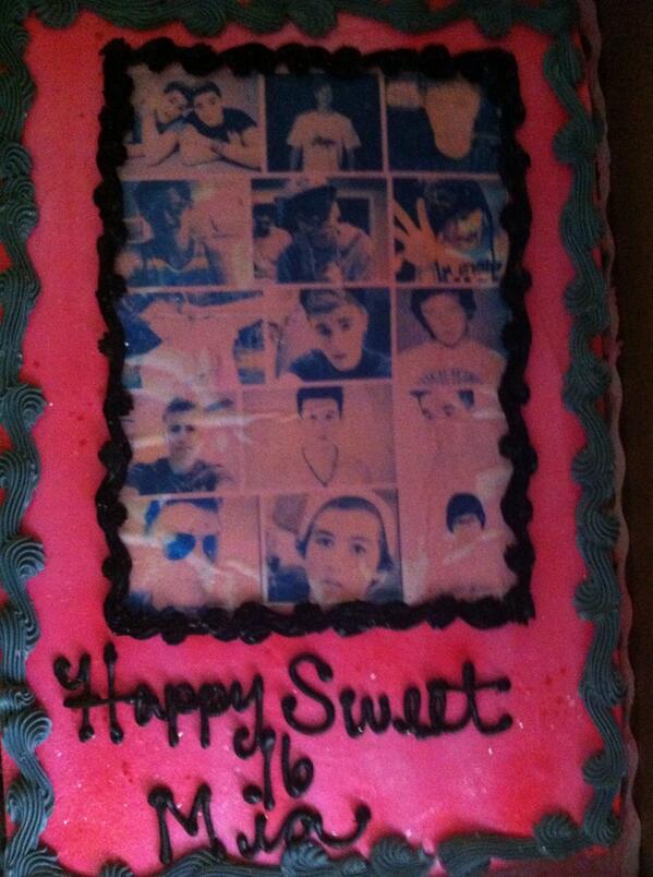 mxttdylxn's tweet image. WOA IM ON @MiaYTLFangirl BDAY CAKE
