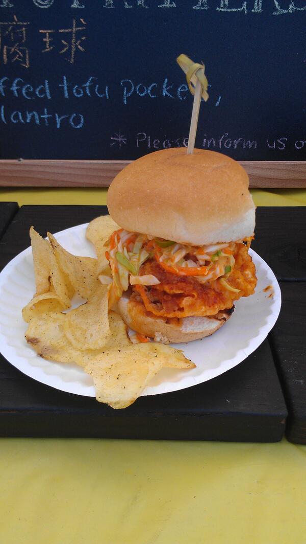 thetacocat's tweet photo. KFC TORTA aka KOREAN FRIED CHICKEN SANDWICH with sriracha slaw http://t.co/xB4uwFf3Gi