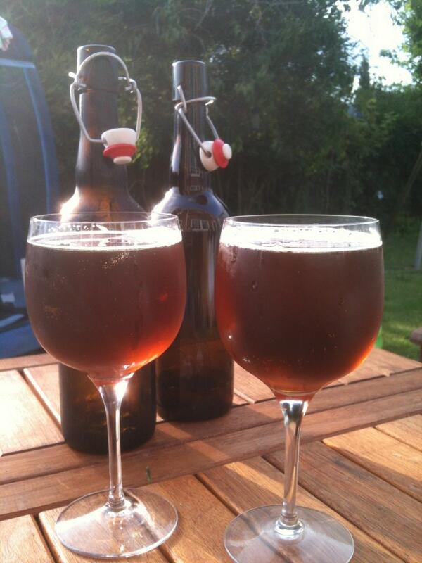 katoom8's tweet photo. BBQ, sunshine and bottle conditioned Big Red from @TyneBankBrewery . This is what Saturdays are all about. http://t.co/MUaKYZVizO