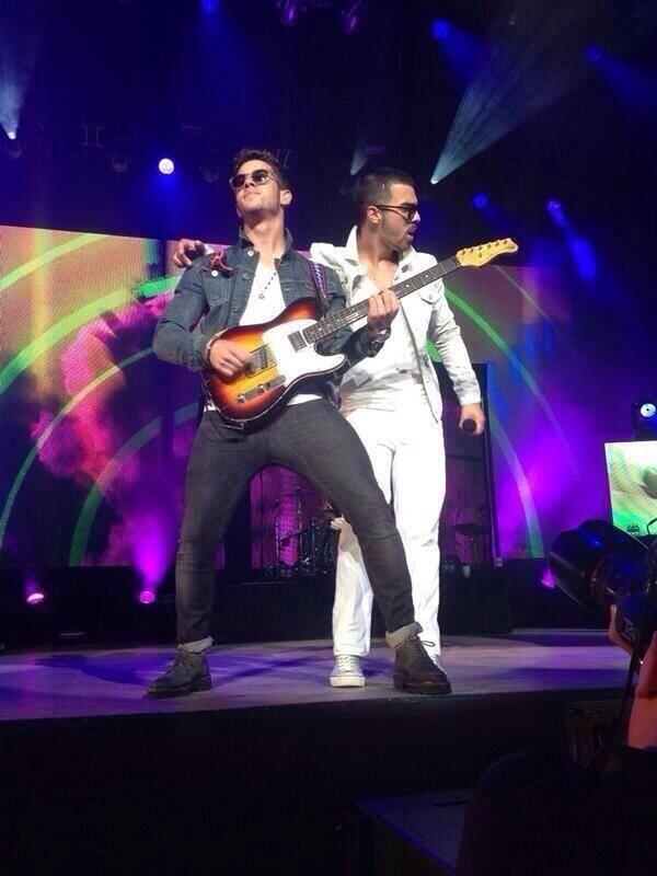 gyllengosling's tweet image. holy shIT NICHOLAS ASKDHDHSJS