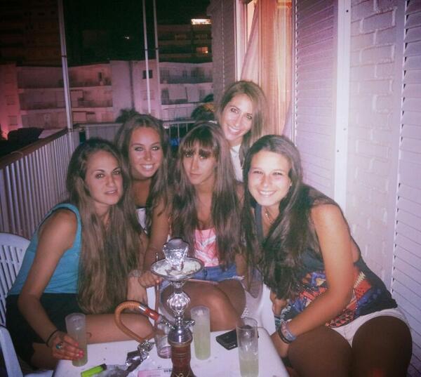Elenagms's tweet photo. Primera noche en gandia con abuela arbol @iness_ha @inesdelsol7 @elenaa_14 @claras_r http://t.co/GBYuwVJD7C