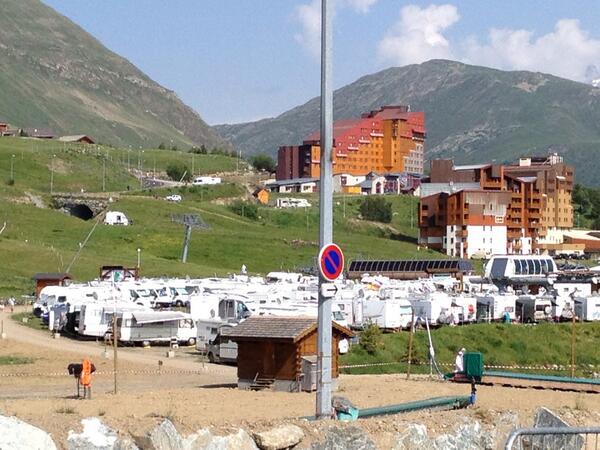 De Alpe d'Huez of fewoon ons #ad6 bergje,wordt pas donderdag toneel voor #tdf maar is nu al een grote camperplaats