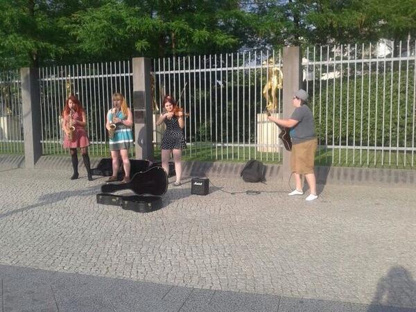 carmina_mart's tweet photo. @laporta_maria y yo hemos encontrado a las auténticas barriguitas en Berlín. Alemanas ahí donde las veis. http://t.co/6kHZ3mXFTk