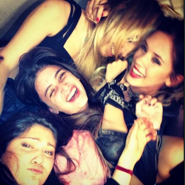 rochi_ponce's tweet photo. Que bronca tengo que no aparesco en esta foto @delfichaves y  @aniserra yo era el colchon entre la bañadera y ust. http://t.co/NHNyHix1Cc