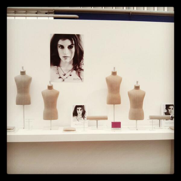 FlashAgency's tweet photo. Onze  modefabriek-stand in aanbouw! Kom vanaf morgen een kijkje nemen bij stand 337! http://t.co/IQO2yEISNm
