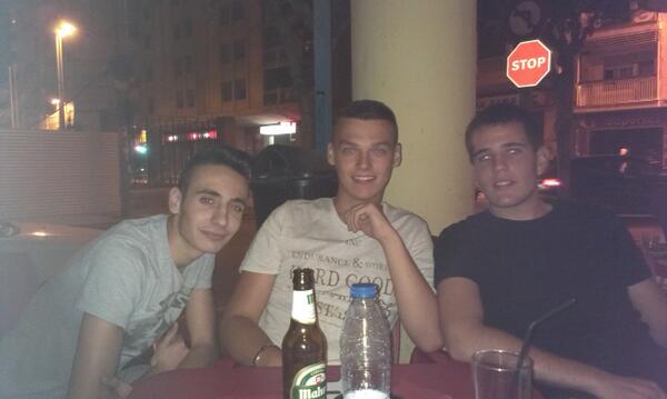 Gumer_9's tweet photo. Aquí los tetes @RoQue955 @AlbertoMillann @irene_nh95 http://t.co/yMFjT4MphZ