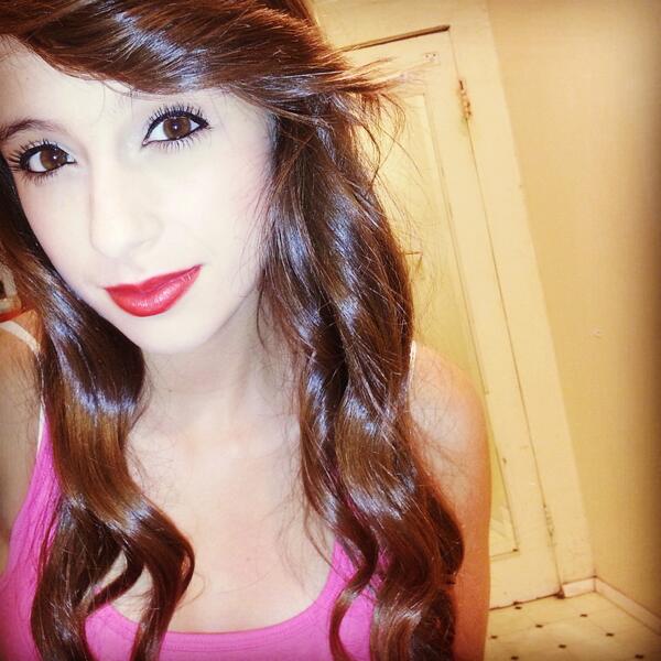 _malenaaa24's tweet photo. First time with red lipstick (: http://t.co/OxGSyfnffC