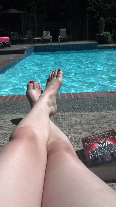 In the #sunshine by the pool with a #goodbook http://t.co/3fHeOCe5H0<a href="/tag/sunshine"class="tags">#sunshine</a><a href="/tag/goodbook"class="tags">#goodbook</a>