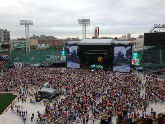 radiogreg's tweet photo. Fenway filling up for Jason Aldean in one hour #jasonaldean http://t.co/cZJt1dk3xO