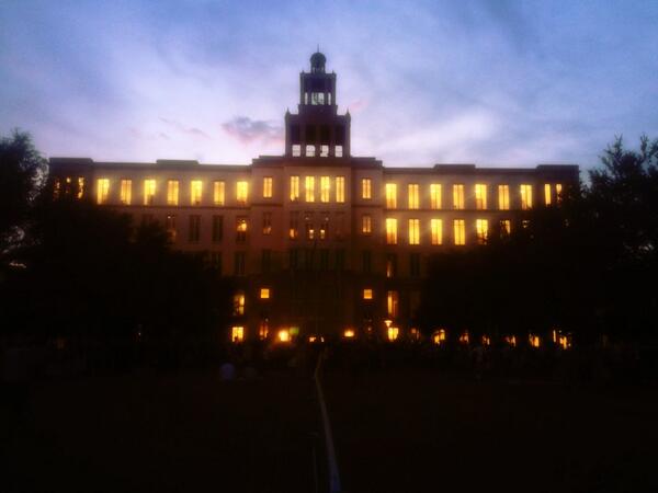 DeForestNews6's tweet image. PIC: As the sun sets, jurors are still upstairs in the courthouse deliberating the fate of #GeorgeZimmerman