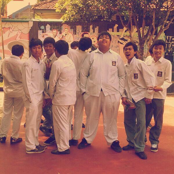 mahasiswamlg's tweet photo. KOK GAK CORAT CORET? RT @AnnyzarMB: Waktu lulusan iki bos , tahun 2011 #SMANEKA #heuheu RT mahasiswamlg: #FotoMasaSMA http://t.co/VnmEBMXENs