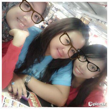 kakaikamine's tweet photo. Hahahahaha :D "@daniadinidan: Gadis cengdem..@ananitnitata @kakaikamine... Hahahahah (rada nyengsol) http://t.co/T5XA71pYU3"