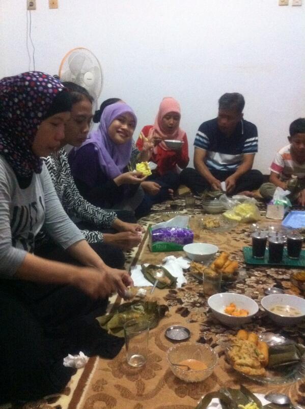Seru♥ <a href="/ekasetiyanti/">ekasetiyanti</a>: Sbtu bukber with sairan's family :* <a href="/asridwir/">Asri Dwi Rahayu</a> <a href="/veennyyyy/">Venny Rachmawati</a> <a href="/ichaanisaw/">Anisa Widyastuti</a> <a href="/prikhatonjr/">khaton</a> @fitroh_alhach