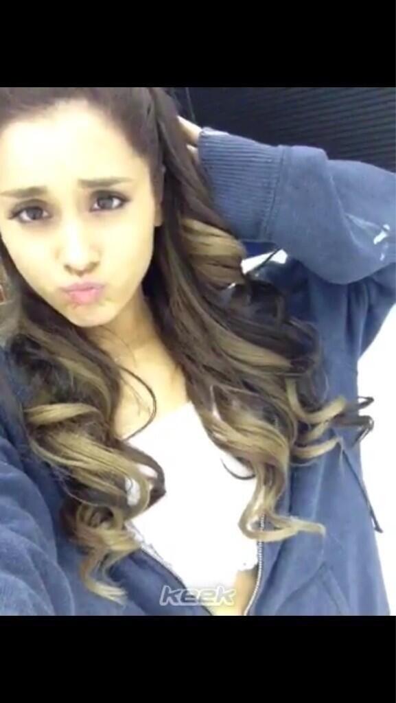 AriWantsBibble's tweet photo. “@vallerysofie: Quote This Pic and Post your favorite pic of Ariana” http://t.co/T1eBGa2fH6