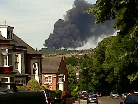 meersbrooknet's tweet photo. Massive smoke cloud over #sheffield viewed from #Meersbrook, there is also a helicopter over it http://t.co/OwyK2m1x70