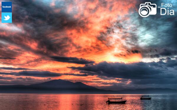 FotodelDia's tweet photo. Lago de Chapala en #Jalisco y #Michoacán. #RT #FotodelDia http://t.co/dKxO1tnKtk