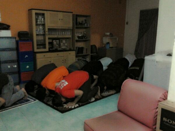 psikedelia's tweet photo. Haha sataun sakali "@lalanloreni: Ini pemandangan langka @PagiMentariBand @killerkillsbdg :)) http://t.co/ISBKKoCa5p"