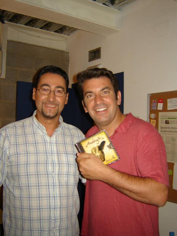 ArabigaRock's tweet photo. Arturo Valls, presentador de Ahora Caigo en Antena 3 se une a la familia. Gracias Manolo Galvez por la foto. Saludos. http://t.co/aPh0lZPVzn