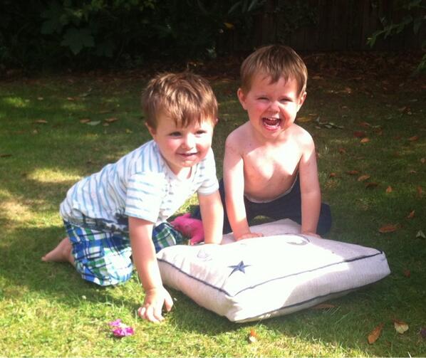 mrfinley2011's tweet photo. Finley an Jack enjoyin tha sun! http://t.co/X5YAqj52rH