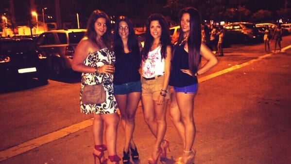 Albix1's tweet photo. Finde genial con mis chicas @_Pau9_ @_Jen1_ @MariaBermejo89 #Gandía #playeo http://t.co/POAhKvMHOt