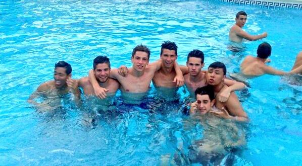 manumorerno's tweet photo. Los amigos de manel y manu http://t.co/EjmIo2Oq12