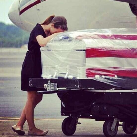 heartwith1d's tweet photo. #RipCoryMonteith #PrayForLea Chorando kra, fique forte Lea estamos com você http://t.co/yhSYshVEcK