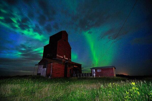 DestCanada's tweet photo. Reminder: Look up to the sky, you never know what you could see.Photo by Mike Isaak, near Tofield, Alberta http://t.co/YjasaiNCHL