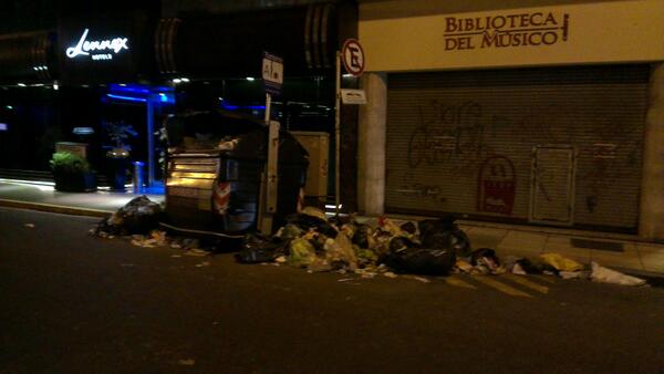 negri_fernando's tweet photo. @mauriciomacri  NO va a estar bueno buenos aires!!!! Basura desparramada a sólo 5 cuadras del obelisco http://t.co/VDzC0nNPPJ