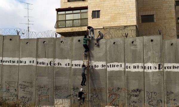 ArabicBest's tweet photo. صورة توضح معاناة اخوتنا الفلسطينين ،حيث يتسلقون الجدارالفاصل لحضورصلاة الجمعة الأولى في رمضان بالمسجد الأقصى.
#فلسطين http://t.co/CjC8wsB8B0