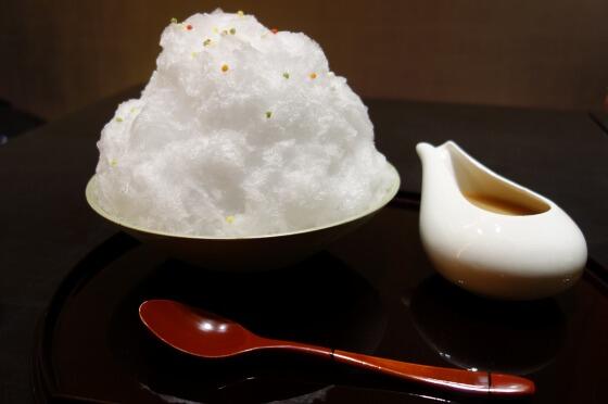 dessertbot's tweet photo. 【ぎおん徳屋】

こんなかき氷みたことない！
練乳かき氷、黒蜜かき氷がとてもおいしい！

https://t.co/0FCTeH9gyV