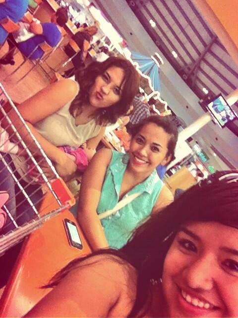 keniaacardoza's tweet photo. why always we look good :) <3@kakhakakarinna @YuliisaMartinez http://t.co/7wseEA87jn