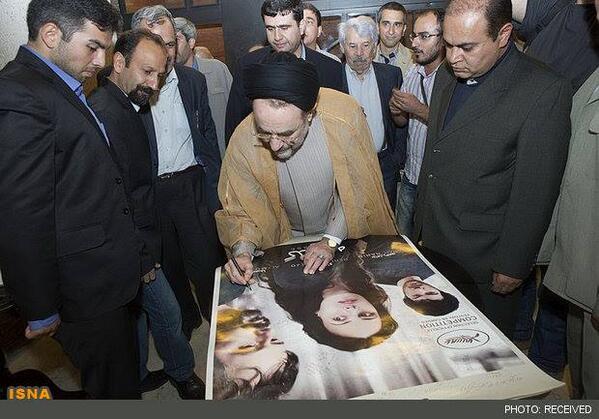 adele_jolicoeu's tweet photo. #Iran ex-prez #Khatami signs poster of french #film "Le pass?" by Oscar-winner director Asghar Farhadi in #Tehran. http://t.co/maZAjjcm69