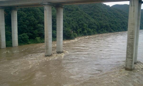 guardianriver's tweet photo. 여주와 원주 경계의 섬강입니다. 수위가 많이 높아졌고 쓰레기도 많이 내려 옵니다. 수해쓰레기가 걱정이네요. http://t.co/Bt6KgidPPq