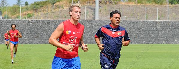 Catania, Maxi Lopez arriva in ritiro (FOTO) 34 BPNaU10CUAAwJMF