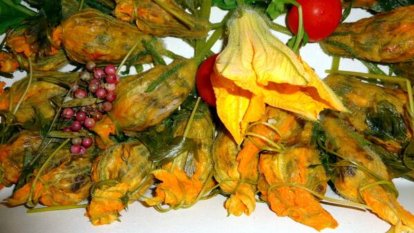 Egg'de kabak çiçeği dolması:
facebook.com/media/set/?set…