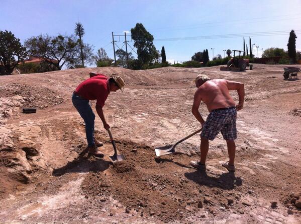 newgentgolf's tweet photo. Sunday funday cutting #bunkers. #golflife http://t.co/ORKhkom57e