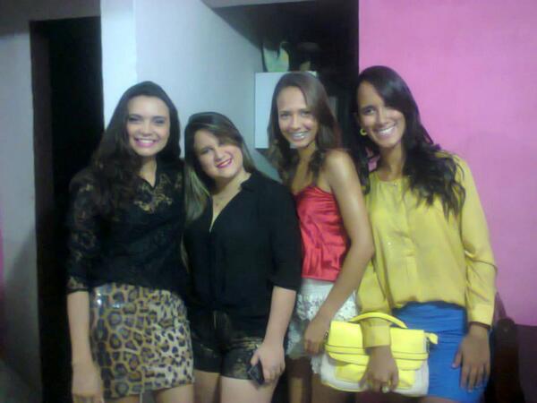 JehAlbuquerq's tweet photo. Meus amores @brunaacaampos @amanda_fs_ Jacyelle http://t.co/QgtHxKRAFi