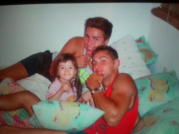 alvaro_domenech's tweet photo. Y muchas felicidades brunetee @ivanros17 . Aquí una foto cn la teta Angela jajaja http://t.co/luwSwCOeOn