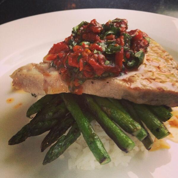 Goederaad's tweet photo. Another hidden talent? :) Lovely tuna with green asparagus and basil/chilli dressing http://t.co/fmTrVef487