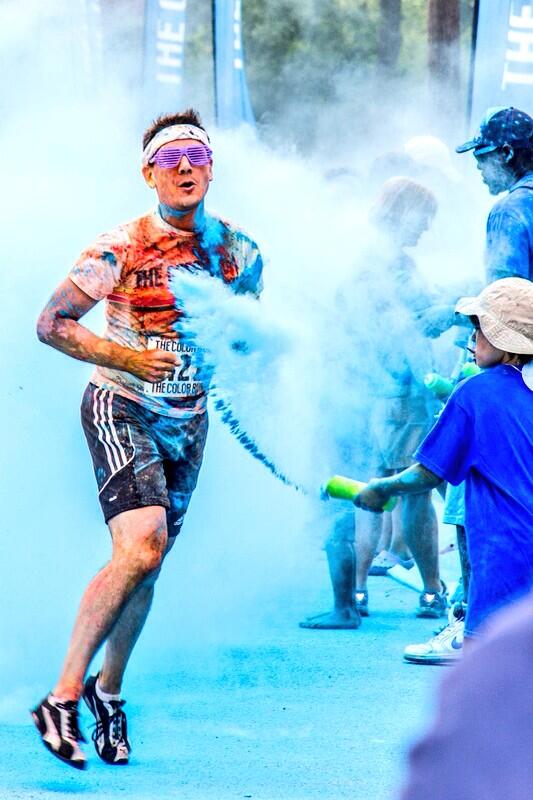 ColorRunPhotos's tweet photo. Check out this runner getting painted with blue!! Amazing! #Happiest5K http://t.co/cIwQRYHqJC