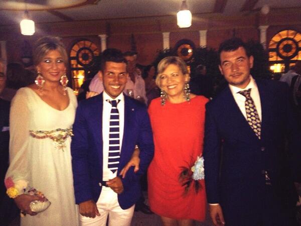 GuerreroMaripaz's tweet photo. @GuerreroMaripaz  @SanchezCs75 con mis hermanos y mi madre!!!! http://t.co/2i7YZ4Dciy
