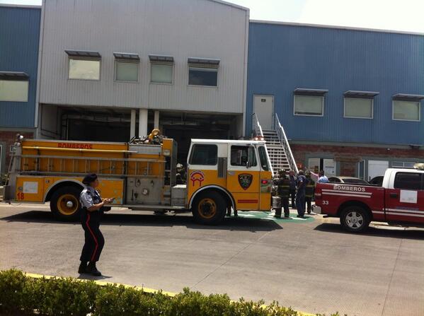 Maytechuu's tweet photo. Evacuacion con todo y bomberos en mi oficina http://t.co/2h5Ua3hG9e