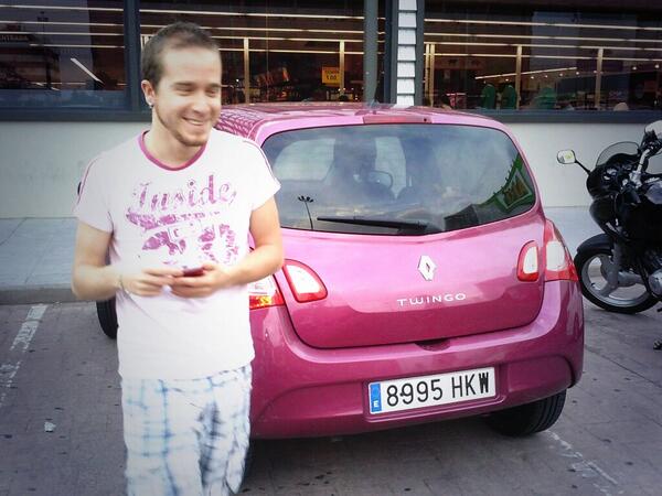 acvallejo5's tweet photo. No se quién es mas feo, si @sergioergio o un Twingo color berenjena, yo tengo mis dudas http://t.co/vBQK6A1b0D