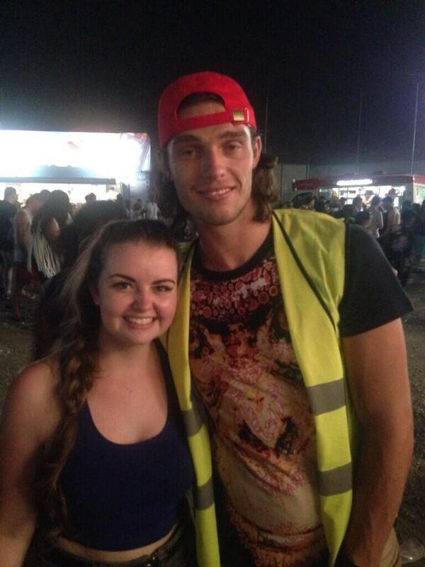 FootyAccums's tweet photo. Andy Carroll absolutely off his box at Wireless festival #LAD #AndyLovesTheGarys http://t.co/Gyv5nddxbH
