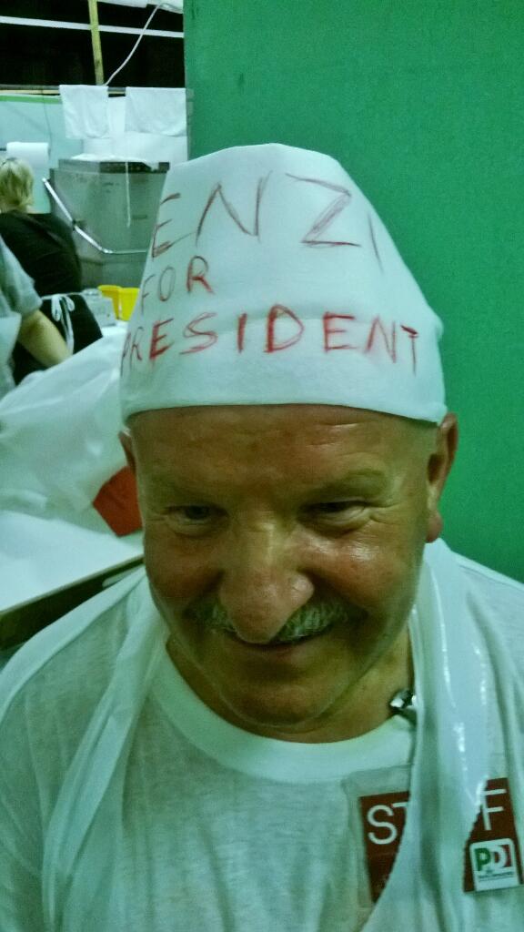 Tra i volontari della Festa spicca un "Renzi for president" al #renzife