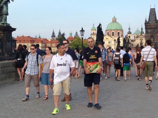ADaimiel's tweet photo. En Praga vi juntos a un madridista y a un culé. La cerveza la cargaba el del Barça http://t.co/Q4IbLju4kh