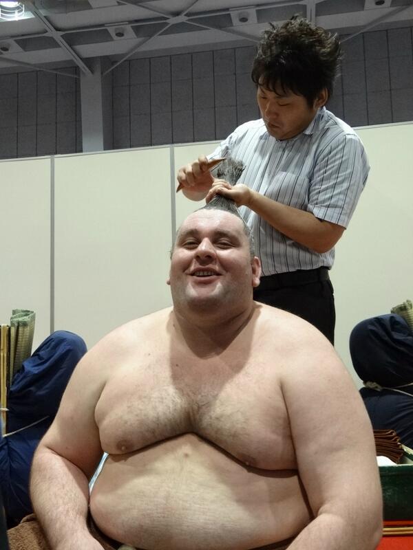 日本相撲協会公式 در توییتر 支度部屋 床熊が臥牙丸の髷を直す Sumo Http T Co Jclakz9pwi