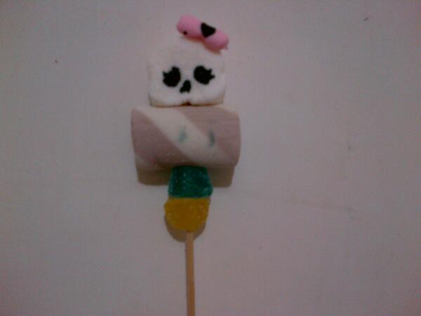 licarsa's tweet photo. Brochetas de masmelos de las monster high para decorar la mesa o regalar en cada sorpresa http://t.co/OGUkwqMAbK