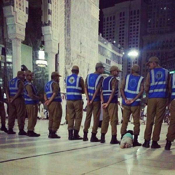 Qutibah's tweet photo. في الحرم المكي طفل يخترق الحاجز البشري ببراءة :-)  #غرد_بصورة #رمضان #مكة http://t.co/dZXyudcrqd